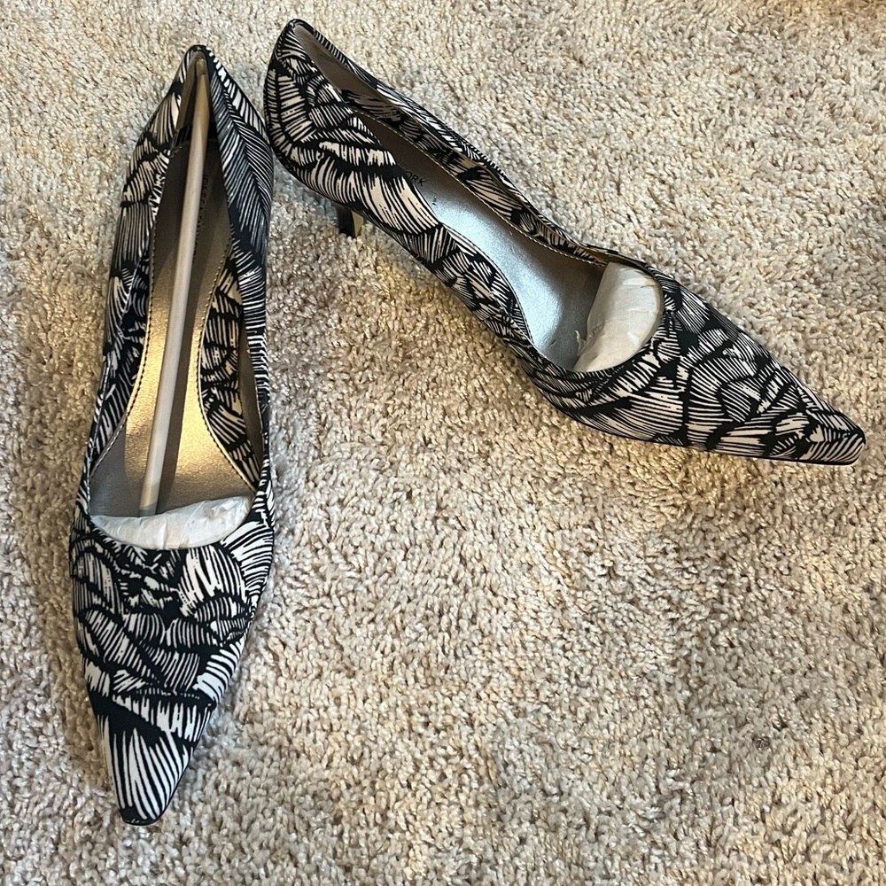Black and White fabric Jones New York heel